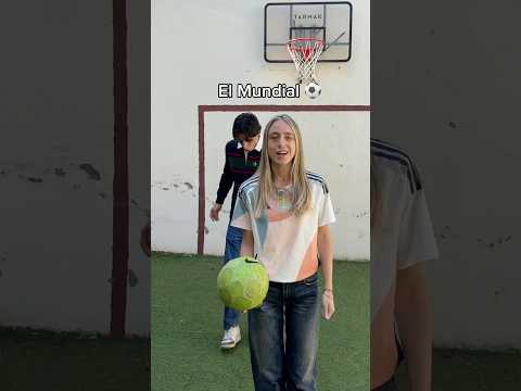 Thumbnail for Tips para el Mundial ⚽️ #shortsviral #futbol #pareja #novia by Mariona Serra